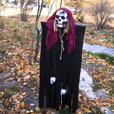 Декор на хэллоуин Смерть (130см) черный с бордо 11678